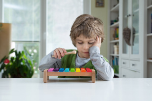 enfant avec un glockenspiel